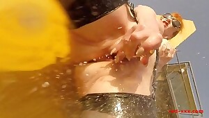 Sexy reife Red XXX masturbiert drauen am Pool